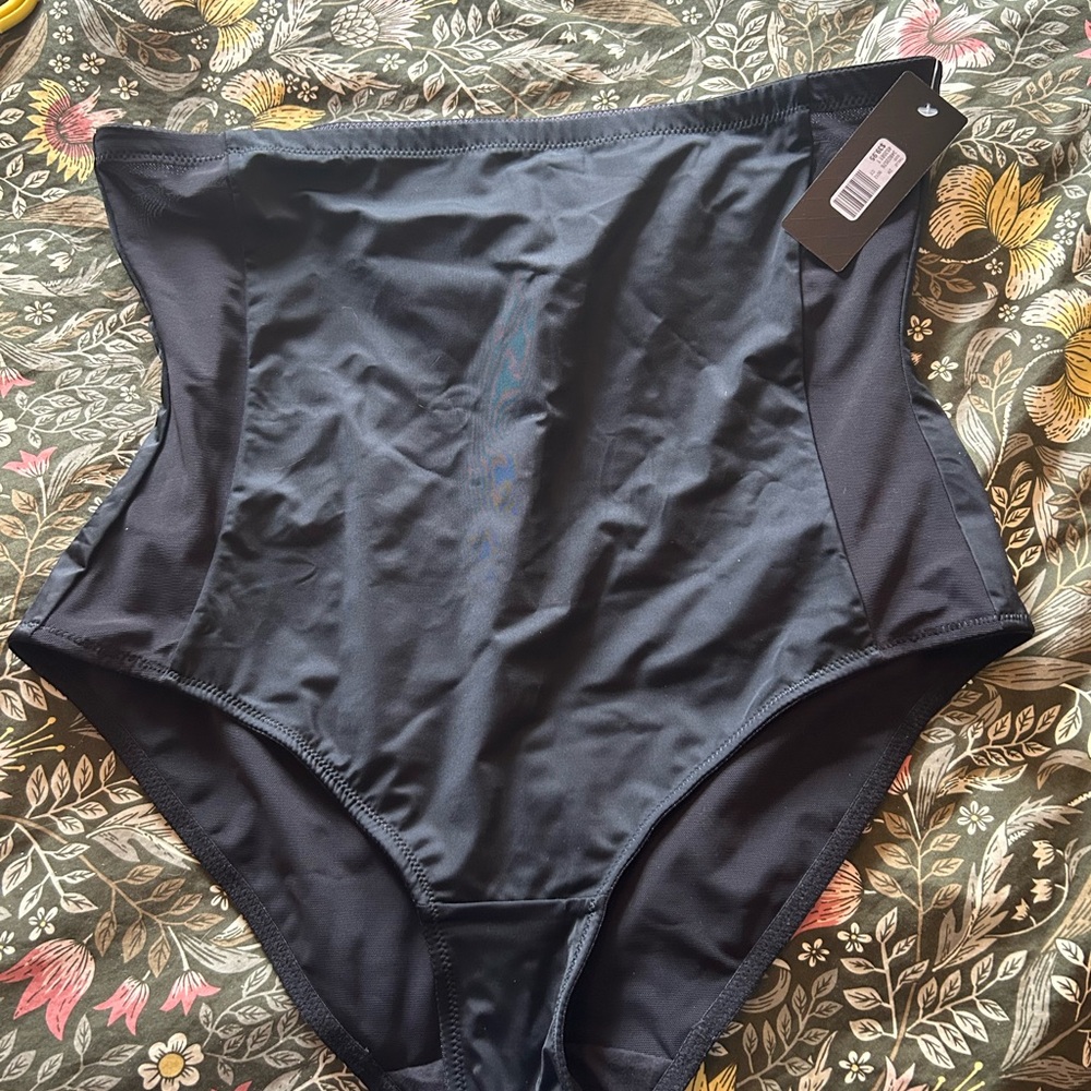 Black High-Waisted underwear. O9